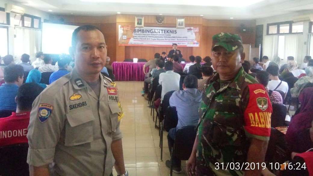 Babinsa dan Bhabinkamtibmas Bantu Pam Bimtek KPPS Meruya Utara