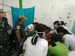 Satgas Pamtas Yonif Mekanis 643/Wns Gelar Sunatan Massal