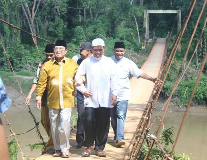 Fachrori Tinjau Jembatan Gantung Lubuk Dian Pulau