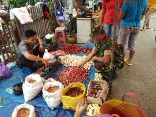 Pantau Stabilitas Harga, Babinsa Kodim 1011/Klk Blusukan Ke Pasar
