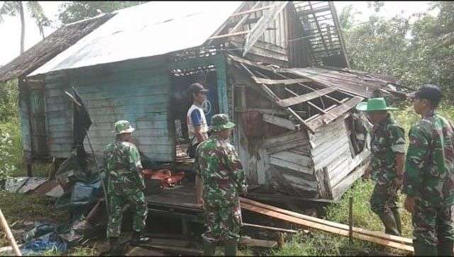 Koramil 1011-04/Selat Bedah Rumah Milik Warga