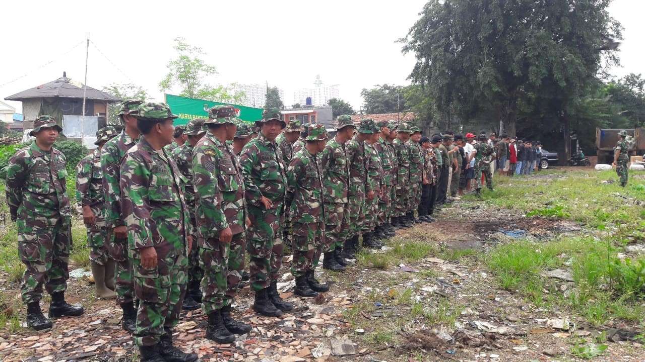 Prajurit Kodim 0508/Depok Bersama Pegawai DPUPR Kota Depok Aksi Bersih-Bersih di Situ Pladen