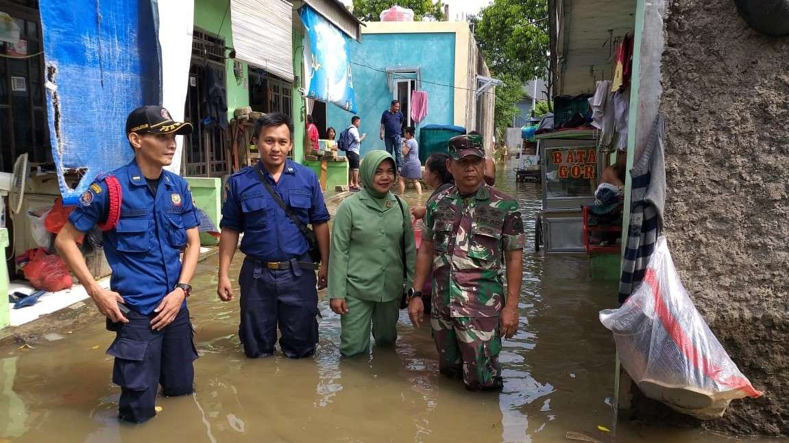Koramil 07/KB dan Persit KCK Ranting VIII Koramil 07/KembanganBbantu Warga Korban Banjir