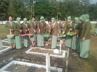 Peringati HUT ke-73, Ketua Persit KCK Cabang L Dim 1206/Psb Pimpin Ziarah Rombongan