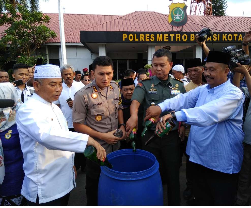 3.015 Botol Miras di Musnahkan, Kapolres Metro Bekasi Kota dorong ada Perda untuk Peminumnya