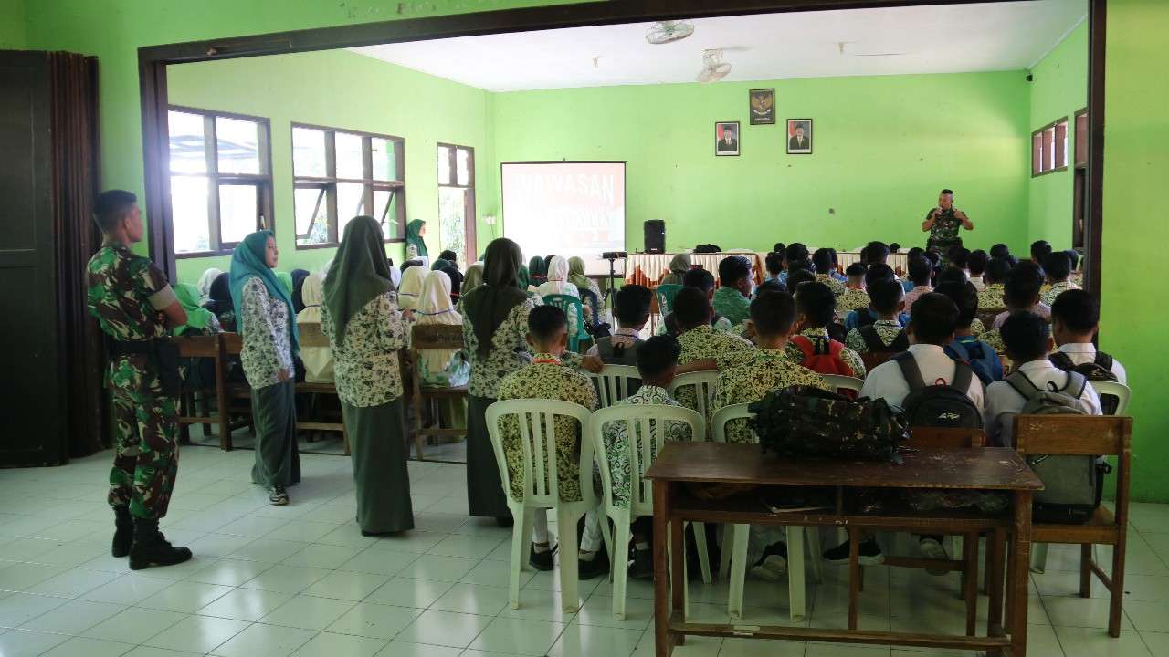 Bangun Karater Generasi Muda, Korum Raider Yonif 514/K Gelar Pembekalan Wasbang Di SMA