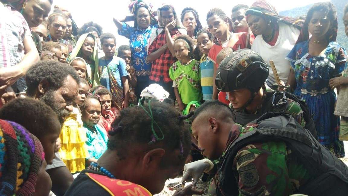 Layani Kesehatan Keliling, Satgas Pamtas Yonif Raider 514/SY Beri Pengobatan Warga Tinolok