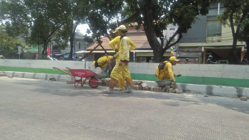 Proyek Trotoar di Kebon Bawang, Sudin Bina Marga Jakut Gunakan Gerobak Warga Sunter Agung