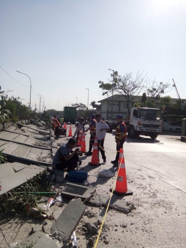 Beton Pembatas antara Kawasan Pelabuhan Tanjung Priok dan Jalan RE Martadinata Roboh