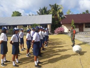 Babinsa Latih PBB Siswa-Siswi SMP Nanusa