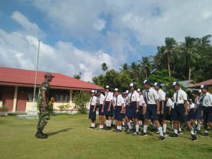 Menumbuhkan Disiplin Sejak Dini, Babinsa Miangas Latih PBB