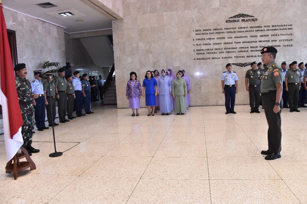Panglima TNI Hadi Tjahyanto Beri Kenaikan Pangkat 13 Pati TNI