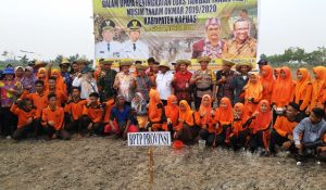 Babinsa Palingkau Dampingi Petani Tanam Padi Musim Okmar