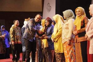 Hj.Rahima Fachrori Dianugerahi Penghargaan Kampanye Makan Ikan Oleh Menteri KP