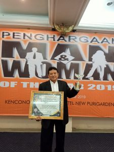 drg. Bambang Hadibowo, MHA Raih Penghargaan Man & Woman of The Year 2019