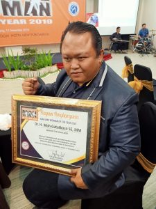 Dr.H.Moh. Gatot, SE, MM Raih Penghargaan Man & Woman of The Year 2019