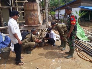 Babinsa Simba Raya Dampingi Dinas Kesehatan Sintang Berikan Vaksinasi Rabies