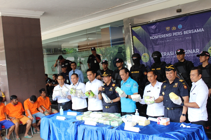 Bea Cukai, BNN dan Polri Berhasil menangkap 4 Pengedar 29,5 KG Sabu dan 23 Ribu Butir Ekstasi di Dumai