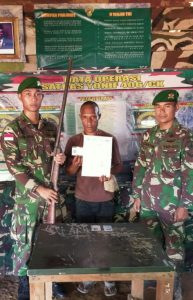 Mantan Anggota TPN/OPM Kodap V Papua, Serahkan 1 Pucuk Senpi ke Satgas Yonif 406/CK