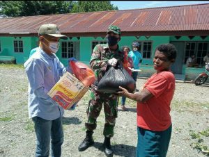 BABINSA KORAMIL 1710-02/TIMIKA BERSAMA RELAWAN COVID-19 BAGIKAN SEMBAKO KE MASYARAKAT