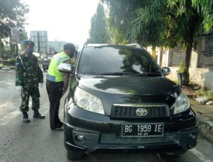 Personel Polsek Gunung Jati Polres Ciko Bersama Tim Gabungan Melaksanakan Pam Check Point di Perbatasan