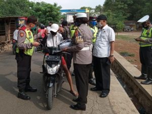 Kapolsek Mundu Polres Cirebon Kota Pimpin PSBB Hari Pertama di Tempat Pariwisata Setu Patok