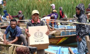 Ekspedisi Laut Kolinlamil Peduli Distribusikan 5000 Paket Sembako Kepada Masyarakat Pesisir Muara Gembong