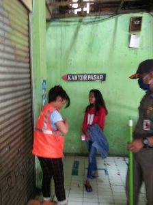 Gugus Tugas Wilayah Senen Berikan Sanksi Pelanggar PSBB Nyapu Sampah Pasar Paseban