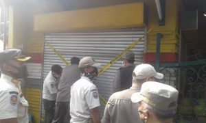 Pol PP Prov DKI Jakarta Segel Toko Penjual Miras Milik Zaenudin di Rawa Sari