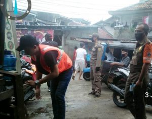 Tidak Pakai Masker Warga Sawah Besar Jakpus Kena Sanksi Nyapu Sampah Pasar
