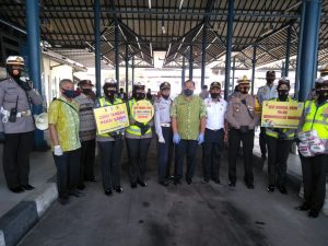 Bagikan Masker, Polres Cirebon Kota Sasar Terminal Harjamukti