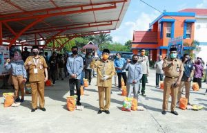 Gubernur Jambi Memberi Bantuan Kepada Masyarakat yg Terkena Dampak Pandemi Covid- 19