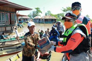Gubernur Jambi Berikan Bantuan Bagi Masyarakat Yang Terdampak Banjir