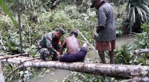 Anggota Kodim 1711/BVD Bantu Warga Binaan Perbaiki Jembatan Darurat