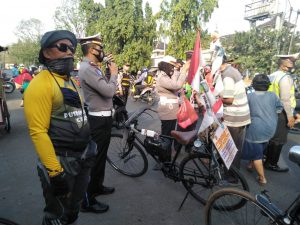Kasat Lantas Polres Bersama Komunitas Sepeda Ontel Bagikan Masker