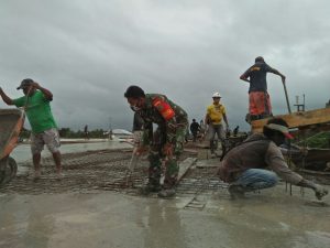 Bentuk Kebersamaan Dan Cermin Kemanunggalan TNI-Rakyat, Koramil 1710-02/Timika bantu Dalam Pembangunan Masjid