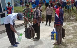 Kodim 1707 Merauke Koramil Senggo, Dampingi Petugas Kesehatan Dalam Pemeriksaan Kepada Warga Terkait Covid-19