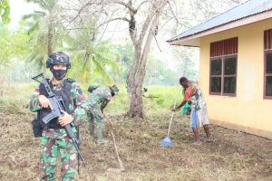 Tingkatkan Kebersamaan, Satgas Yonif 125/Si’mbisa Laksanakan Gotong Royong Dengan Warga Kampung Kondo