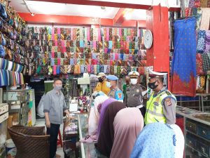 Tak Kenal Lelah, Kali Ini Polres Cirebon Kota Sosialisasikan 3M Sasar Pertokoan