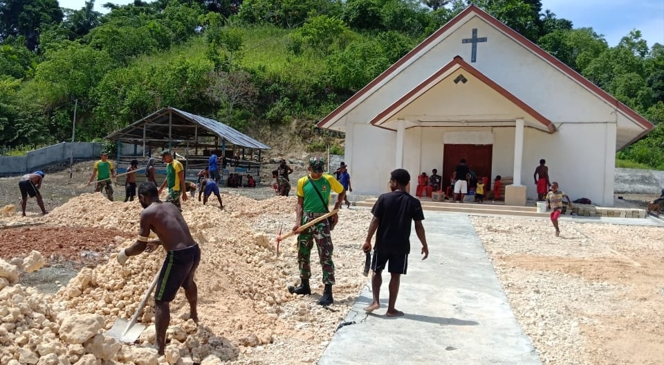 Bersama Masyarakat, Satgas Yonif 413 Kostrad Gelar Karya Bhakti di Gereja Kampung Gambut