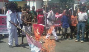 Ratusan Warga Menolak OPM, Bendera Bintang Kejora Dibakar
