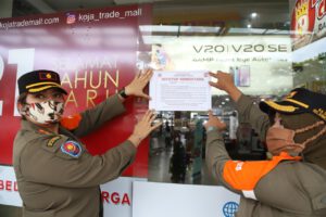 Ditemukan Melanggar Prokes Pol PP Kecamatan Koja Jakut Segel Koja Trade Mall