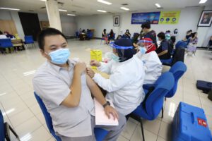 Pemkot Jakarta Utara Vaksinasi Massal 1000 Tenaga Kesehatan