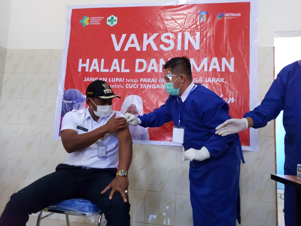 Bupati Aceh Timur saat menjalani suntik vaksin Covid-19 di Rumah Sakit Umum Daerah (RSUD) dr. Zubir Mahmud, Rabu (10/2/2021) Foto. Dinas Komunikasi dan Informatika Aceh Timur.