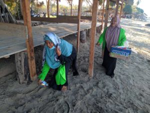 Peduli Lingkungan, Mahasiswa STIS Dayah Amal Bersihkan Pantai Peudawa