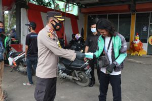 Kapolres Cirebon Kota Bersama Dir Polair Polda Jabar Bagikan Ratusan Masker dan Sosialisasi Vaksin