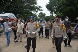 Kapolres Cirebon Kota bersama Dir Pol Airud Polda Jabar Bagikan Ribuan Masker dan Sosialisasi PPKM di Pasar Kanoman