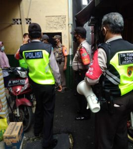 Jajaran Tiga Pilar Kelurahan Paseban Berikan Sembako Ke Warga Terisolasi Mandiri Covid-19