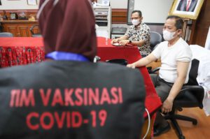 Penangkal Covid-19 Wali Kota Jakut Disuntik Vaksin Sinovac