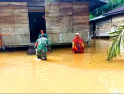 Akibat Curah Hujan Yang Tinggi Banjiri Rumah Warga, Babinsa Koramil 10 Kunto Darussalam Kodim 0313/KPR Ingatkan Warga Agar Waspada